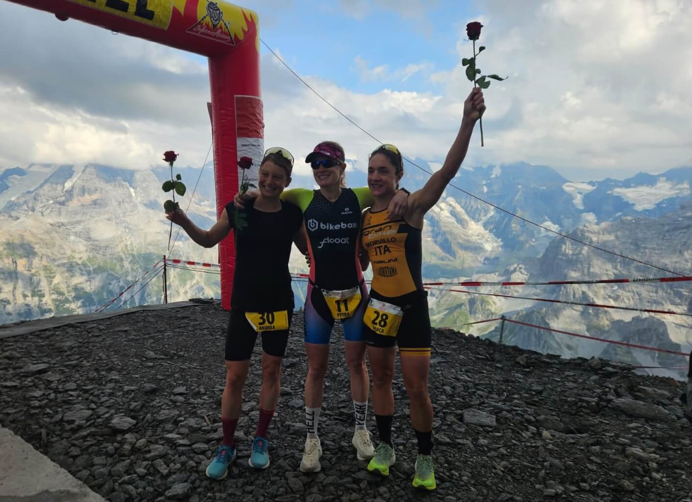 Petra Eggenschwiler TriMeca Zieleinlauf am Inferno Triathlon 2026