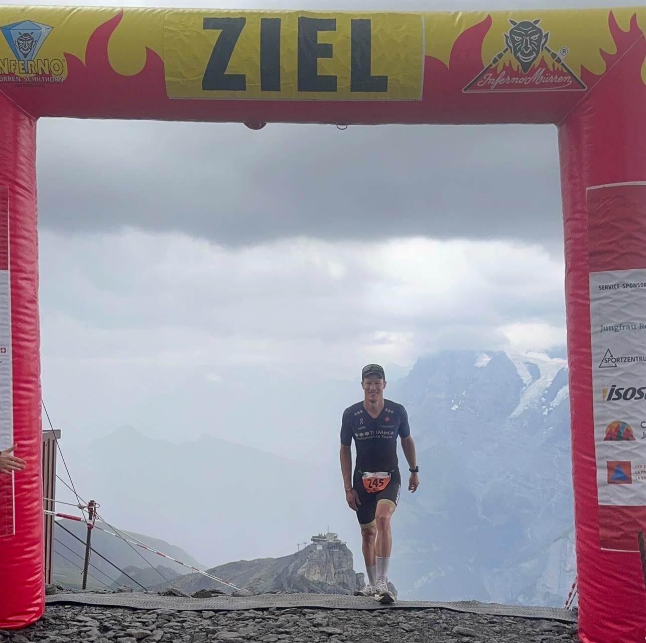 Reto Straessle TriMeca Zieleinlauf am Inferno Triathlon 2026