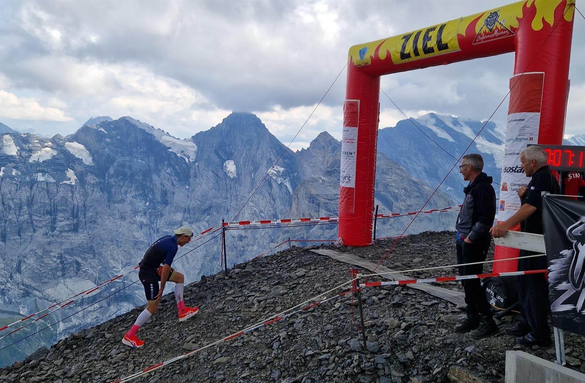 Simon Nussbaum TriMeca Zieleinlauf am Inferno Triathlon 2026