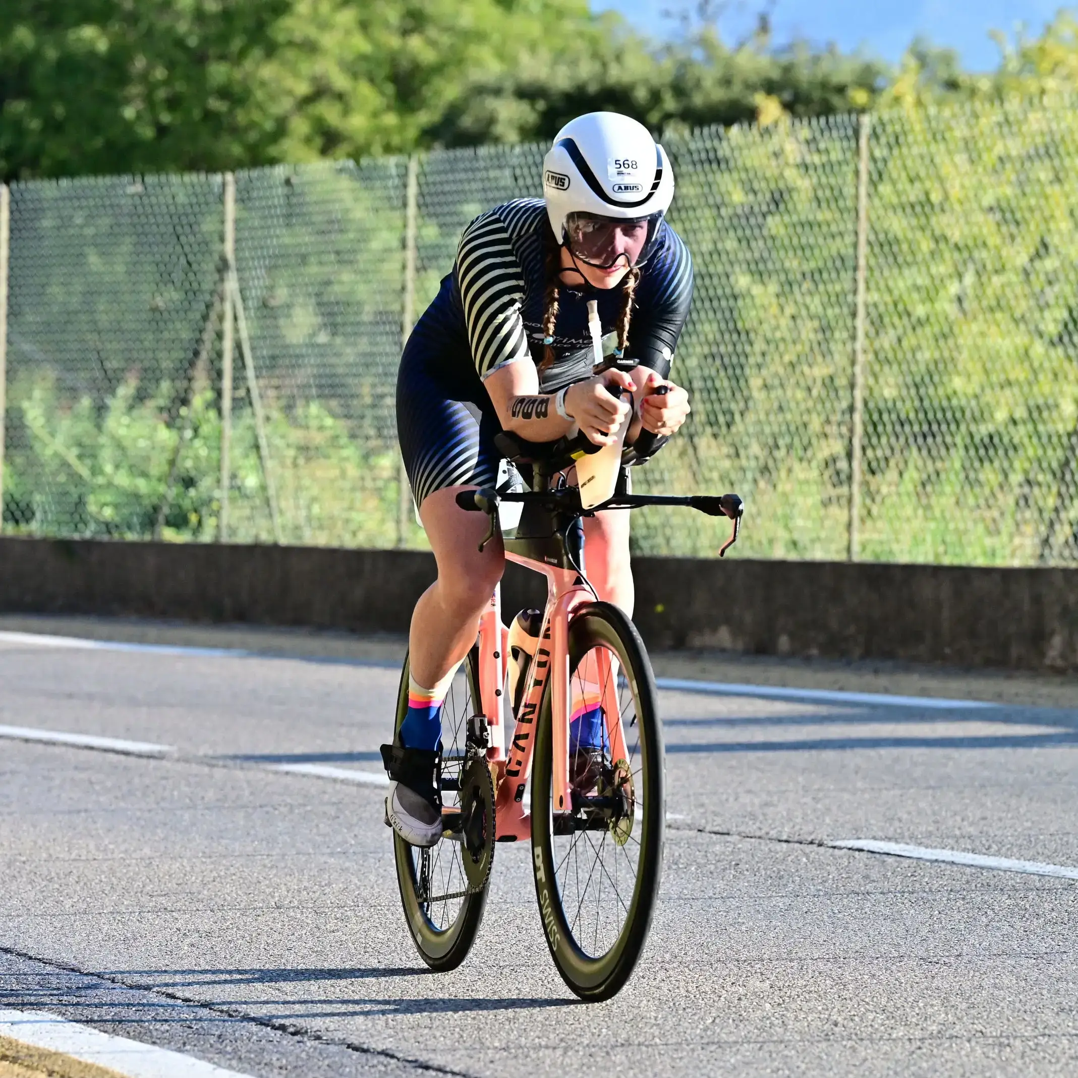 Jolanda Bucher auf dem Rennrad am IRONMAN 70.3 Nizza 2026
