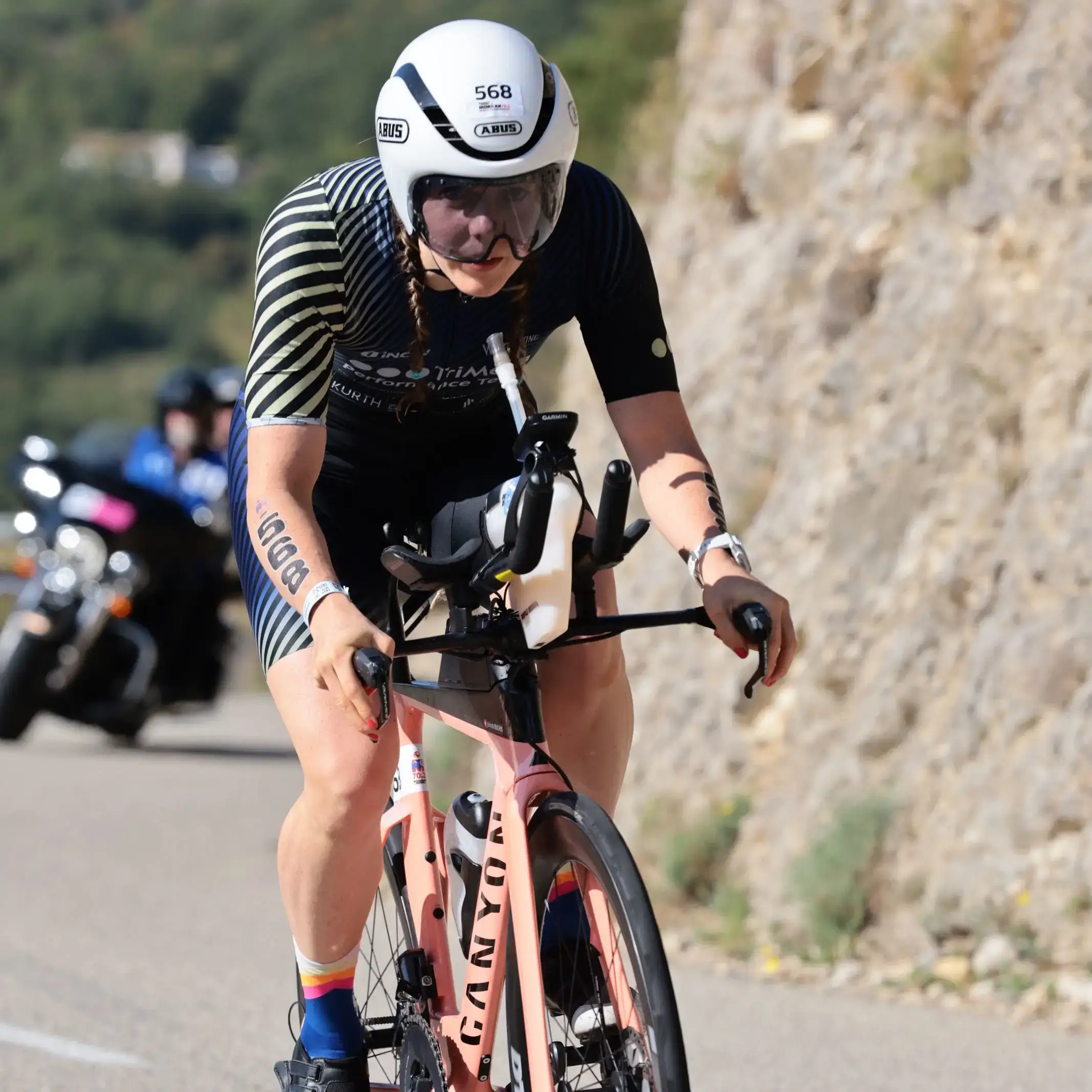 Jolanda Bucher bei der Abfahrt auf der Radstrecke am IRONMAN 70.3 Nizza 2026