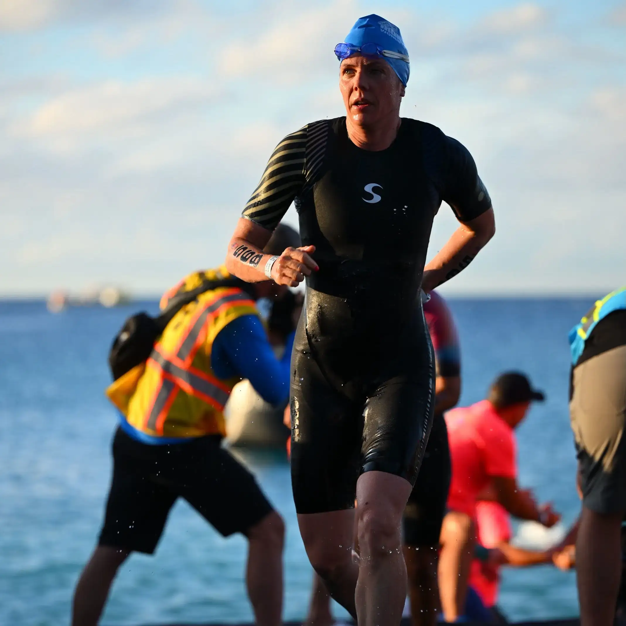 Jolanda Bucher beim Schwimmausstieg am IRONMAN 70.3 Nizza 2026