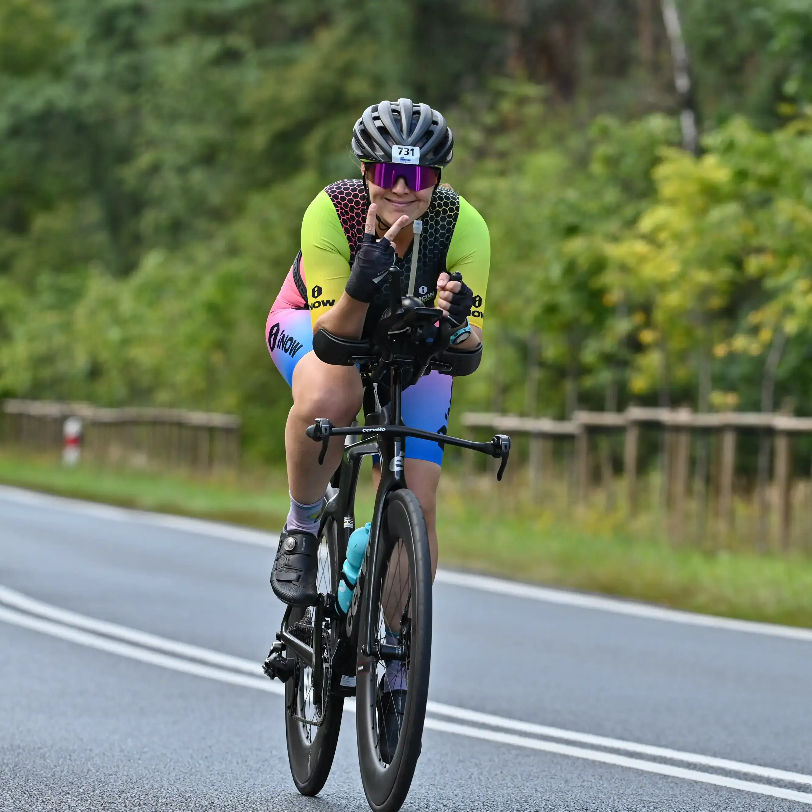 Livia Bee auf der Radstrecke am IRONMAN 70.3 Poznań 2026