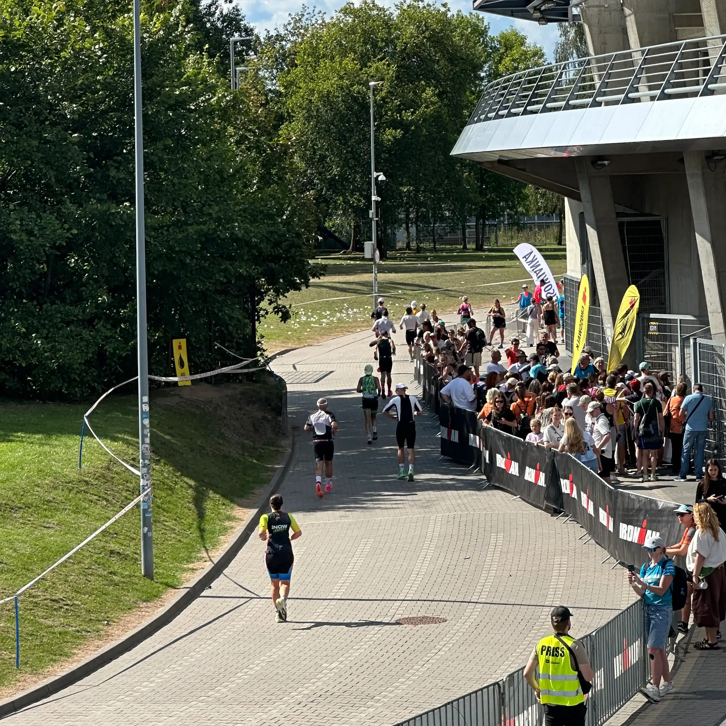 Livia Bee auf der Laufstrecke mit Stadionblick am IRONMAN 70.3 Poznań 2026