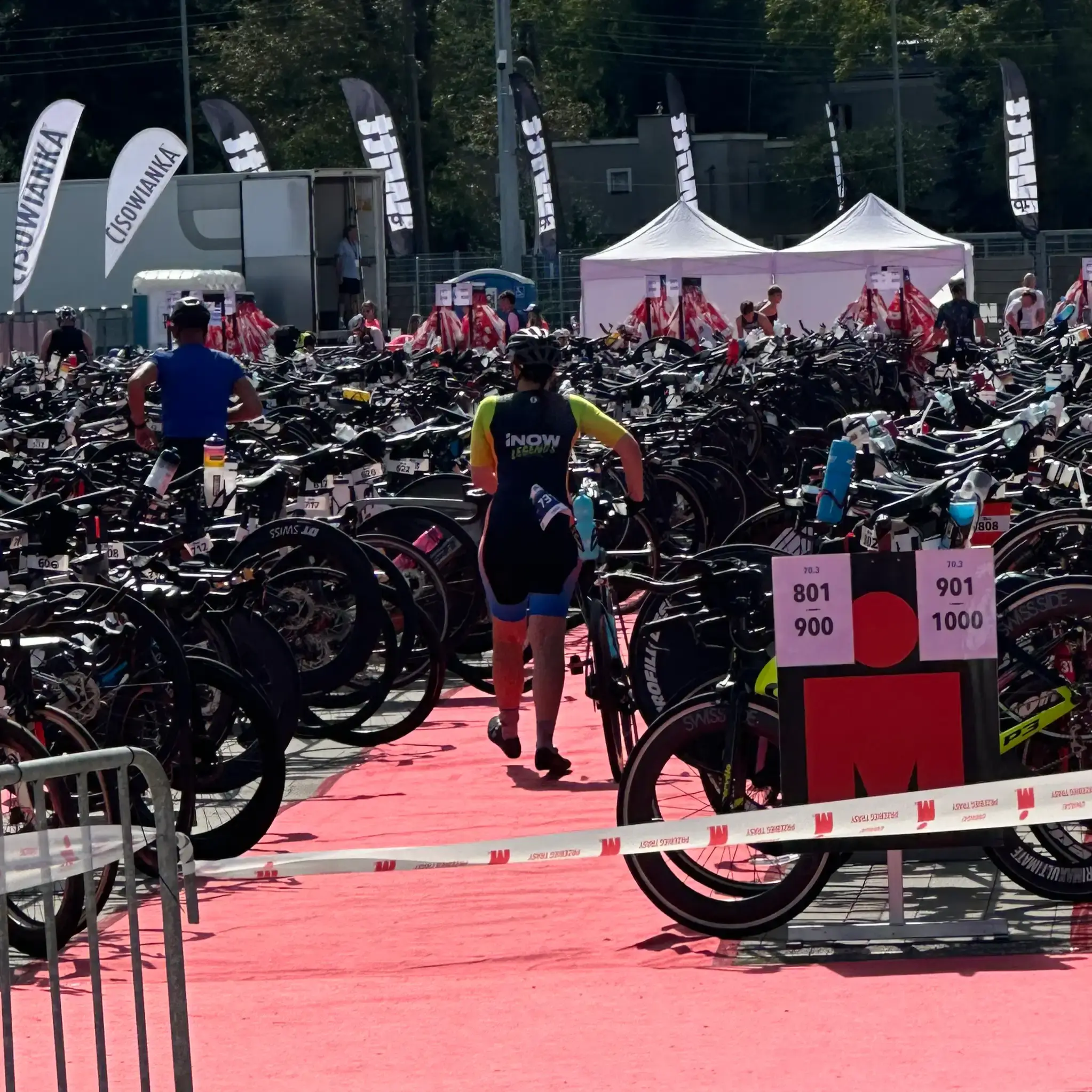 Livia Bee in der Wechselzone T2 am IRONMAN 70.3 Poznań 2026