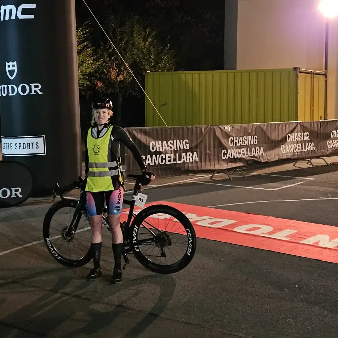 Petra Eggenschwiler beim nächtlichen Start in Bern bei Chasing Cancellara Bern–Zermatt 2026