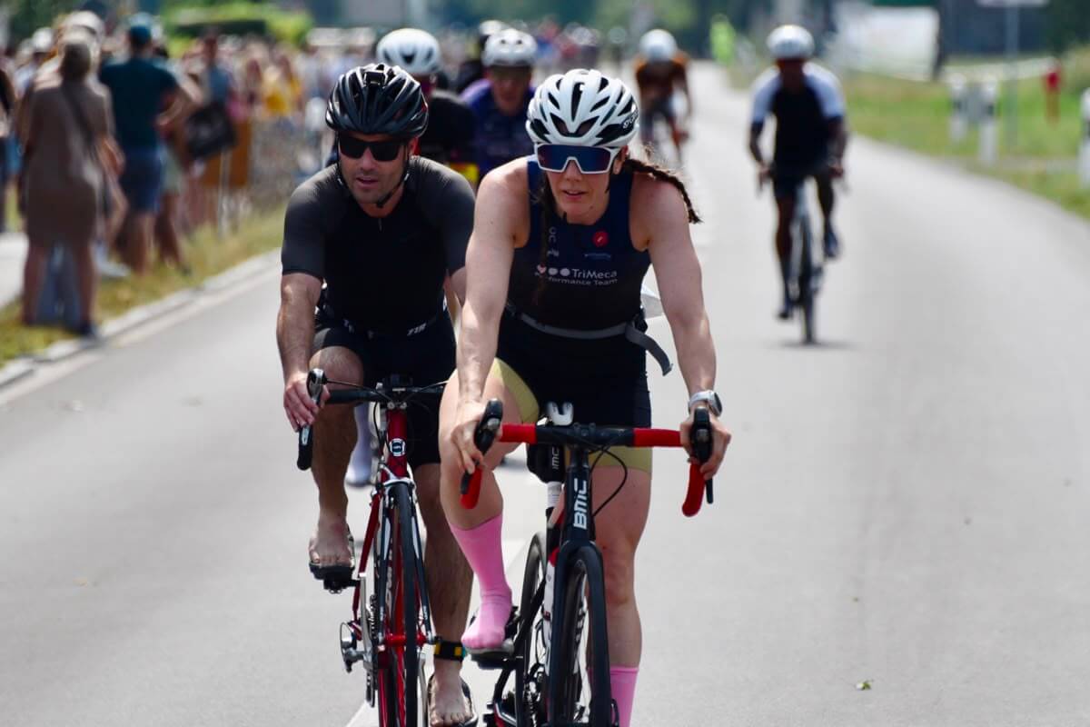 Jolanda Bucher von TriMeca am Rhyathlon 2026 auf dem Fahrrad