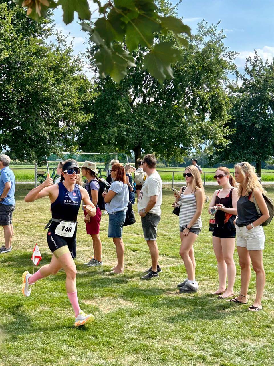 Jolanda Bucher von TriMeca am Rhyathlon 2026 auf der Laufstrecke